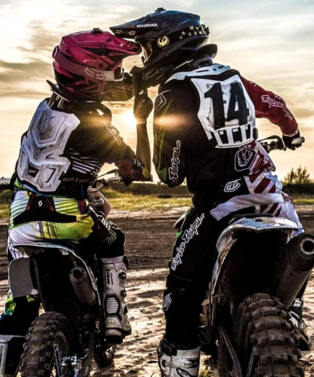 Мотоцикл в прыжке